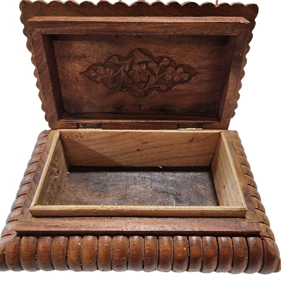 Vintage hand carved wood jewelry trinket box with inlay design India - Picture 6 of 12
